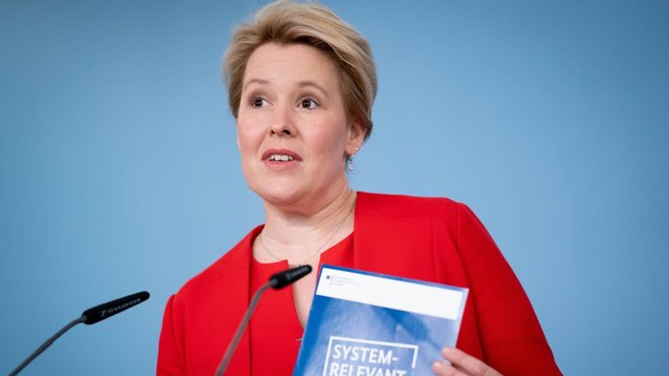 Franziska Giffey (SPD), Bundesministerin für Familie, Senioren, Frauen und Jugend, stellt Ergebnisse der Jugendbefragung "Aufwertung sozialer Berufe" vor.