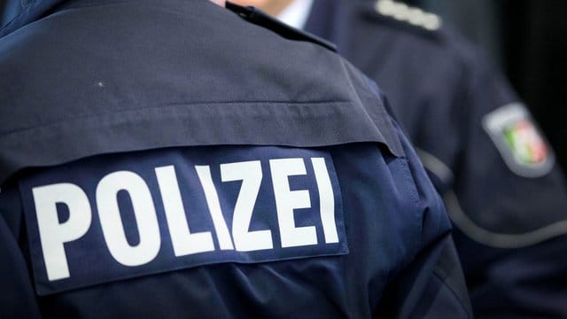 Zwei Polizisten stehen beieinander