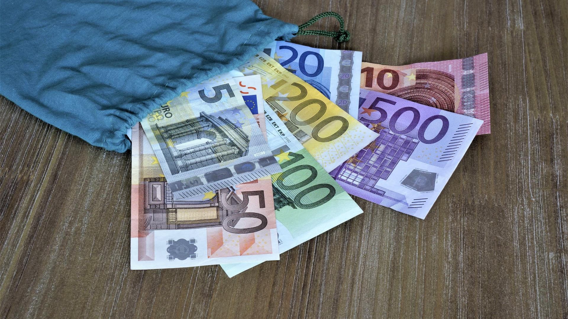 Geldscheine in einem Beutel: In Nürnberg haben Fahrgäste einer Straßenbahn einen ungewöhnlichen Fund gemacht. Geldscheine in einem Beutel: In Nürnberg haben Fahrgäste einer Straßenbahn einen ungewöhnlichen Fund gemacht.