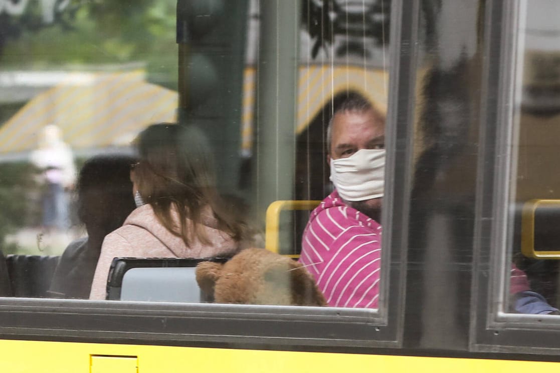 Passagiere mit Mundschutz: In Berliner Straßenbahnen gilt Maskenpflicht.