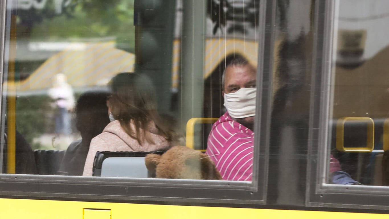 Passagiere mit Mundschutz: In Berliner Straßenbahnen gilt Maskenpflicht.