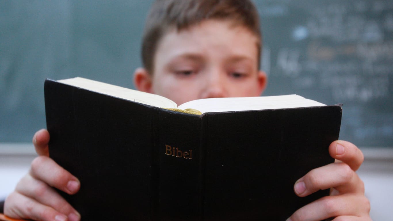 Mennonit liest die Bibel: Eine freikichliche Gemeinde in Euskirchen muss in Quarantäne. (Symbolbild)