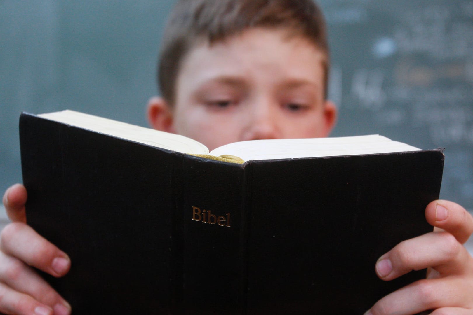 Mennonit liest die Bibel: Eine freikichliche Gemeinde in Euskirchen muss in Quarantäne. (Symbolbild)