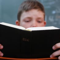 Mennonit liest die Bibel: Eine freikichliche Gemeinde in Euskirchen muss in Quarantäne. (Symbolbild)