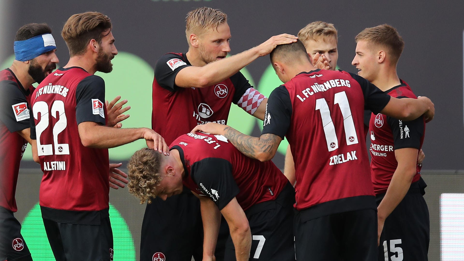 Relegations-Hinspiel im Max-Morlock-Stadion: Der Nürnberger Fabian Nürnberger (r) jubelt mit seinen Kollegen über seinen Treffer zum 1:0.