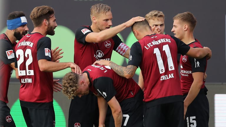 Relegations-Hinspiel im Max-Morlock-Stadion: Der Nürnberger Fabian Nürnberger (r) jubelt mit seinen Kollegen über seinen Treffer zum 1:0.