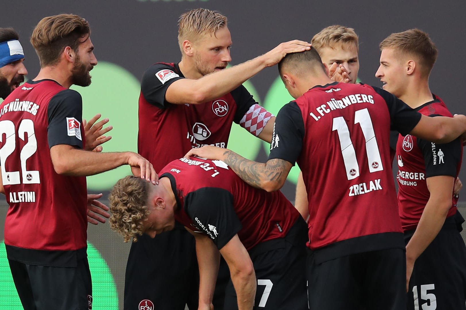 Relegations-Hinspiel im Max-Morlock-Stadion: Der Nürnberger Fabian Nürnberger (r) jubelt mit seinen Kollegen über seinen Treffer zum 1:0.