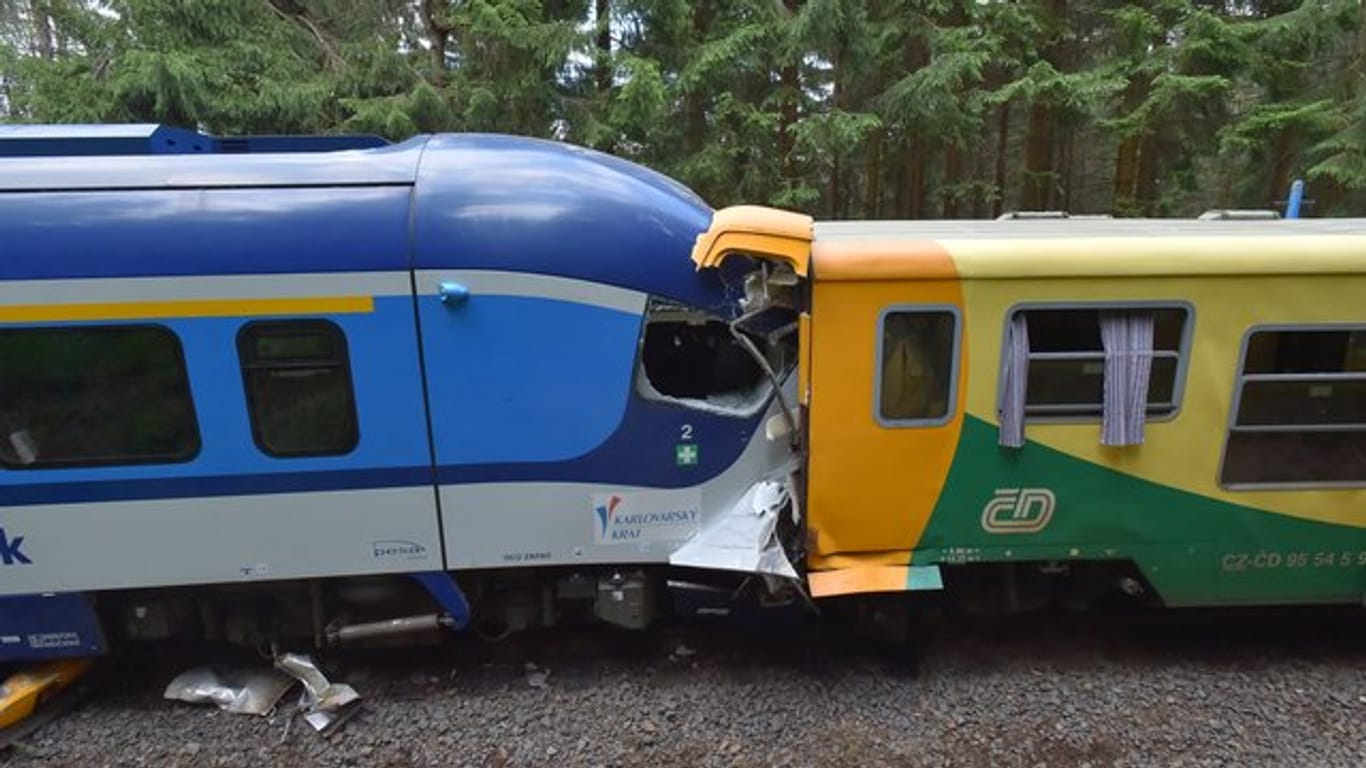 Die beiden Züge stehen nach der Kollision ineinander verkeilt auf dem Gleis.