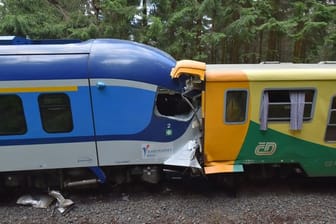 Die beiden Züge stehen nach der Kollision ineinander verkeilt auf dem Gleis.
