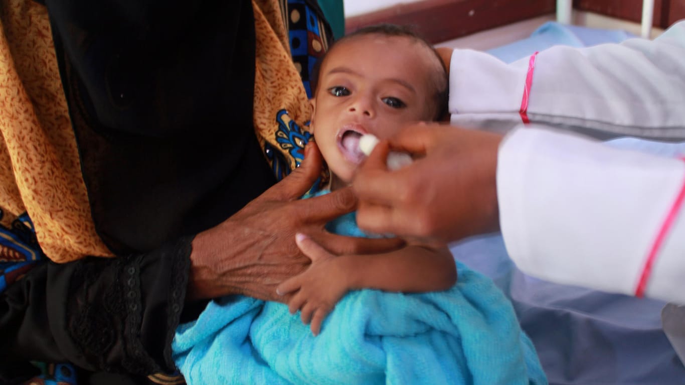 Jemen: Ein Kind, das an Unterernährung leidet, wird von einer Krankenschwester versorgt.