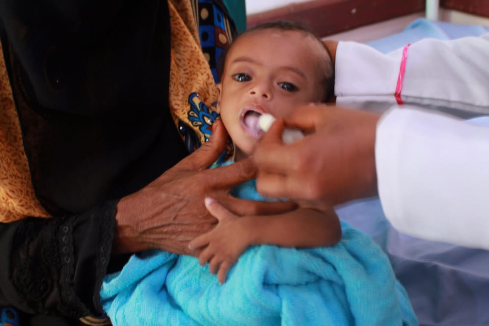 Jemen: Ein Kind, das an Unterernährung leidet, wird von einer Krankenschwester versorgt.