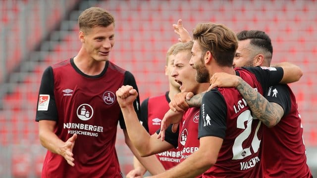 Der Nürnberger Fabian Nürnberger (M) jubelt mit seinen Kollegen Patrick Erras (l), Mikael Ishak (r) und Enrico Valentini über seinen Treffer zum 2:0.