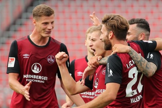 Der Nürnberger Fabian Nürnberger (M) jubelt mit seinen Kollegen Patrick Erras (l), Mikael Ishak (r) und Enrico Valentini über seinen Treffer zum 2:0.