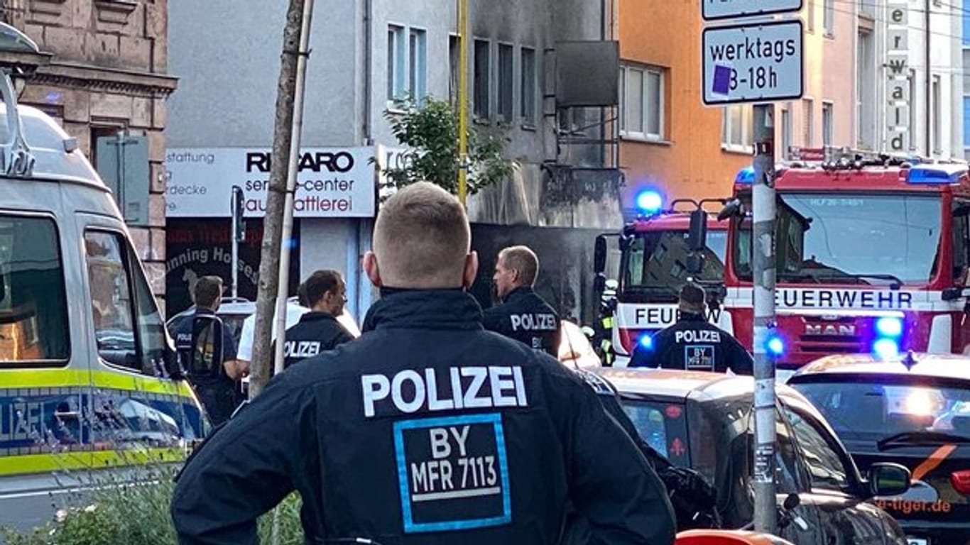 Einsatzkräfte der Polizei und Feuerwehr vor dem beschädigten Haus: In Nürnberg hat es eine Explosion gegeben.