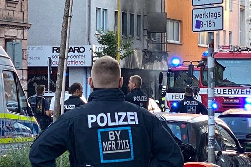 Einsatzkräfte der Polizei und Feuerwehr vor dem beschädigten Haus: In Nürnberg hat es eine Explosion gegeben.