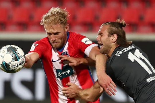 Sebastian Griesbeck (l) vom FC Heidenheim in der Relegation in Aktion.