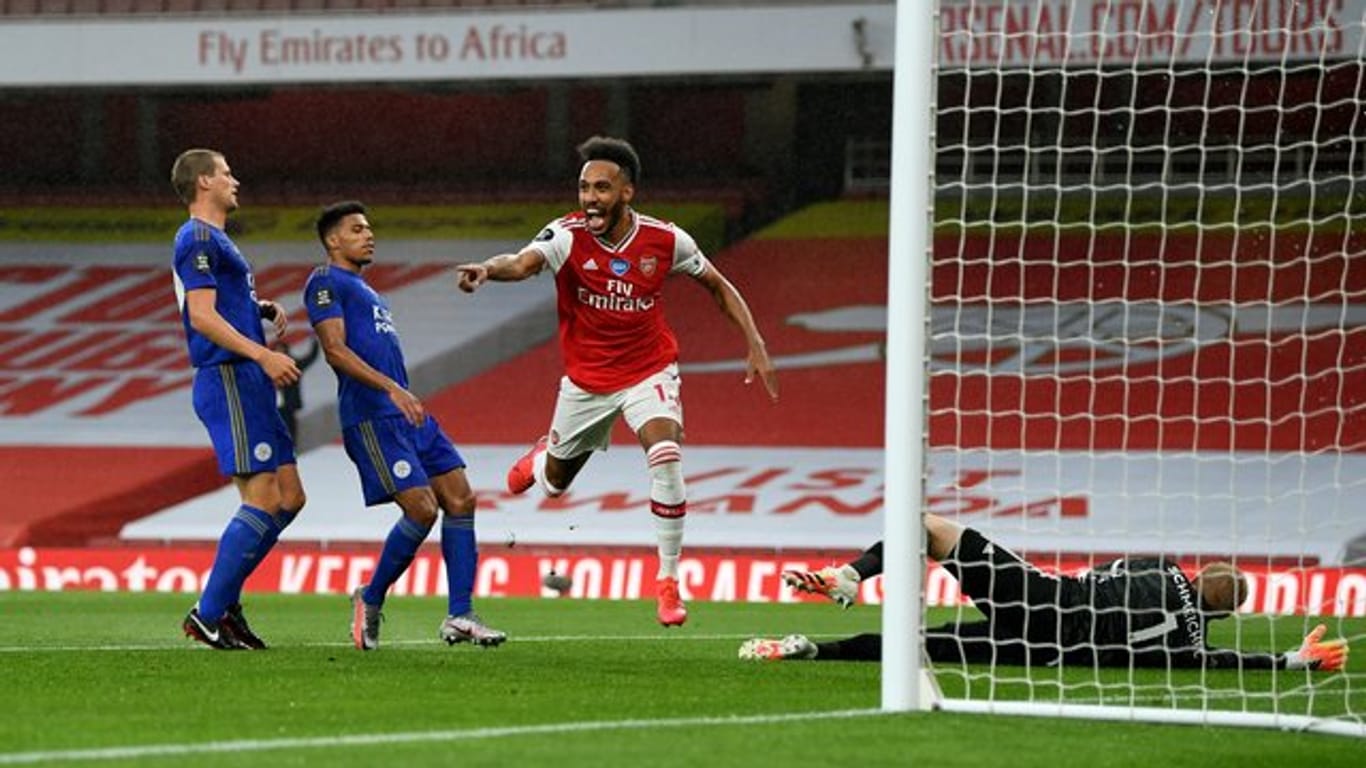 Pierre-Emerick Aubameyang (M) bejubelt das 1:0 für den FC Arsenal im Spiel gegen Leicester City.
