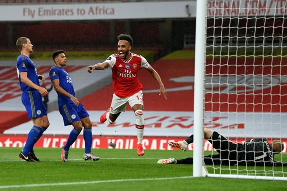 Pierre-Emerick Aubameyang (M) bejubelt das 1:0 für den FC Arsenal im Spiel gegen Leicester City.
