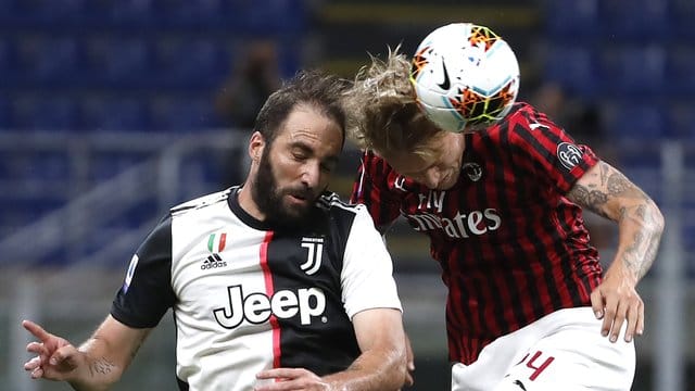 Simon Kjaer (r) vom AC Mailand im Kopfballduell mit Gonzalo Higuain von Juventus Turin.