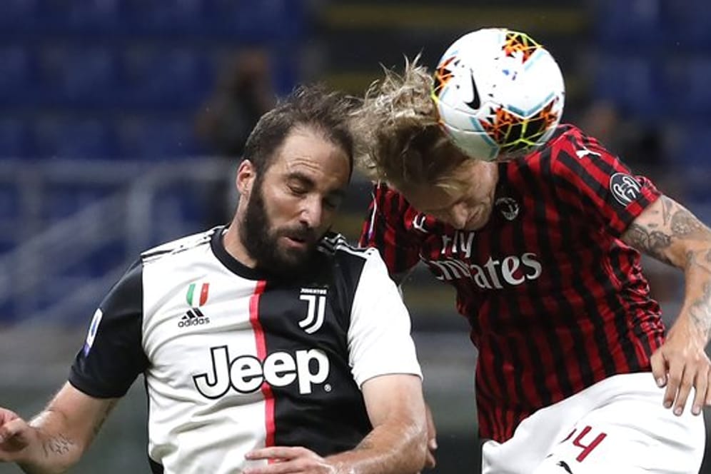 Simon Kjaer (r) vom AC Mailand im Kopfballduell mit Gonzalo Higuain von Juventus Turin.