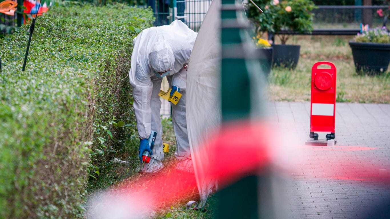 Eine Beamtin der Spurensicherung markiert Spuren am Tatort im Stadtteil Gonsenheim: In Mainz wurde ein Mann von der Polizei erschossen.
