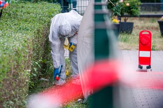 Eine Beamtin der Spurensicherung markiert Spuren am Tatort im Stadtteil Gonsenheim: In Mainz wurde ein Mann von der Polizei erschossen.