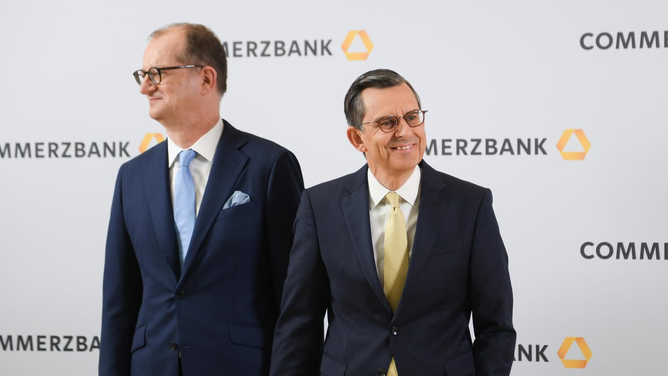 Martin Zielke (l), und Stefan Schmittmann – noch geeint vor Beginn der Commerzbank-Hauptversammlung.