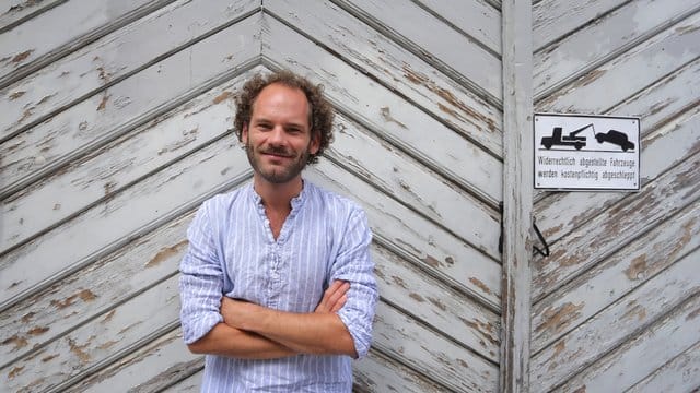 Der Kabarettist Maxi Schafroth lädt zum Autokabarett ein.