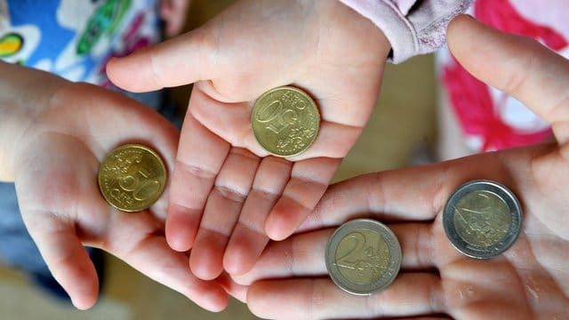 Wenn Kinder Taschengeld bekommen, können sie lernen, wie viel sie sich für ihr Geld kaufen können. Wenn Kinder Taschengeld bekommen, können sie lernen, wie viel sie sich für ihr Geld kaufen können.