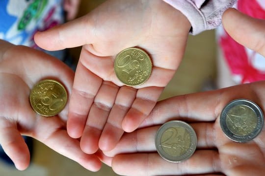 Wenn Kinder Taschengeld bekommen, können sie lernen, wie viel sie sich für ihr Geld kaufen können.