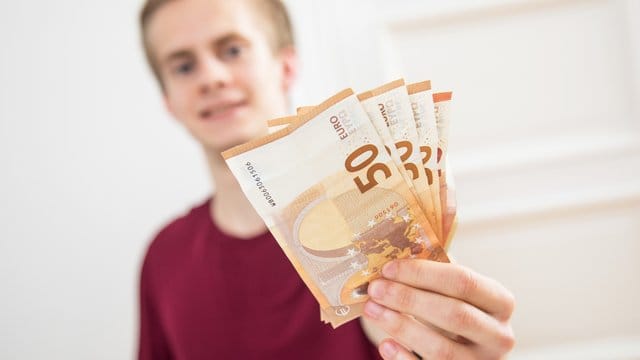 In der Ausbildung verdienen viele junge Menschen zum ersten Mal ihr eigenes Geld.