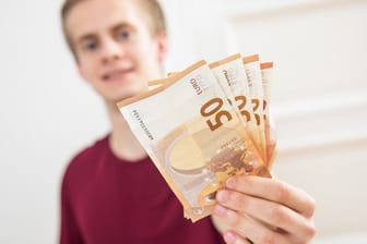 In der Ausbildung verdienen viele junge Menschen zum ersten Mal ihr eigenes Geld.