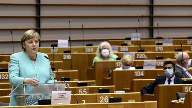 Bundeskanzlerin Angela Merkel spricht im Plenum des Europäischen Parlaments. Bundeskanzlerin Angela Merkel spricht im Plenum des Europäischen Parlaments.