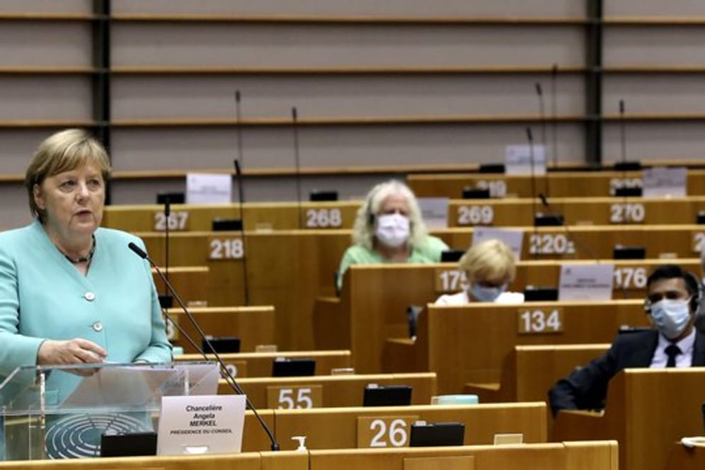 Bundeskanzlerin Angela Merkel spricht im Plenum des Europäischen Parlaments.