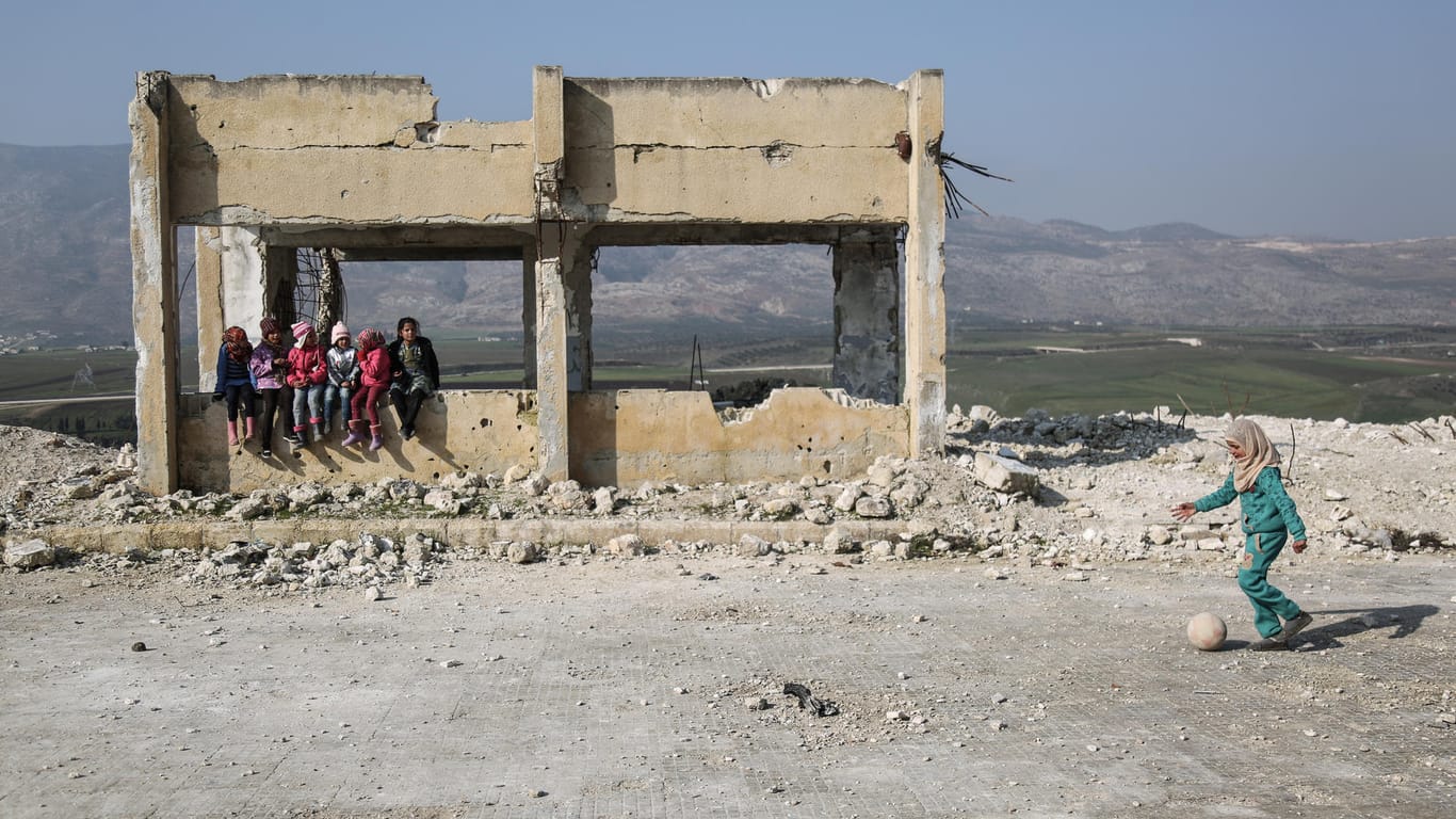 Kinder spielen in Trümmern in Syrien (Symbolbild): Millionen Menschen in dem Land sind auf die Hilfe der Vereinten Nationen angewiesen.