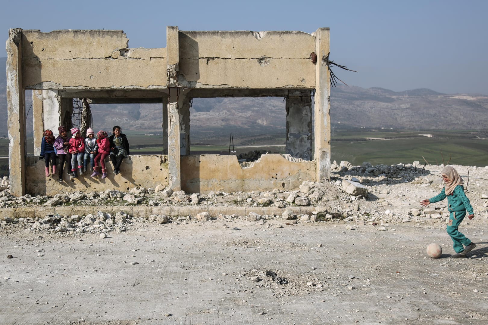 Kinder spielen in Trümmern in Syrien (Symbolbild): Millionen Menschen in dem Land sind auf die Hilfe der Vereinten Nationen angewiesen.