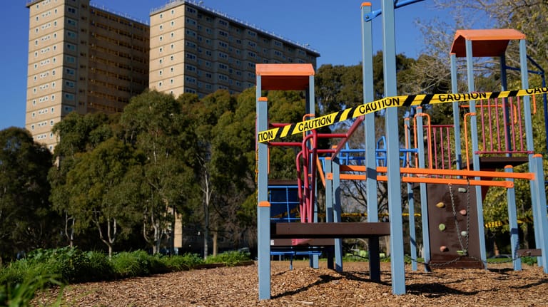 Ein Spielplatz vor der Hochhaussiedlung in Melbourne ist abgeriegelt: Rund 3.000 Menschen befinden sich hier im Lockdown.