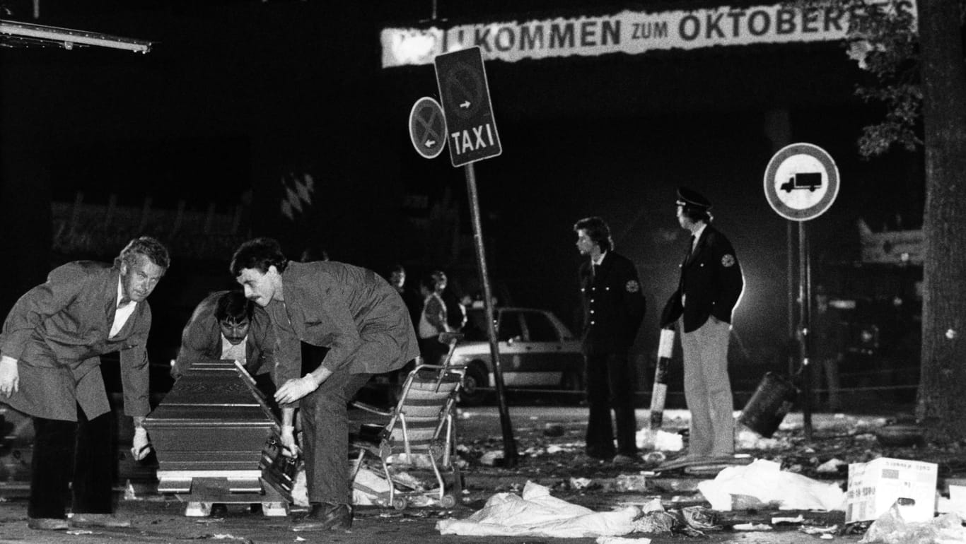 Helfer tragen einen Sarg vom Gelände des Oktoberfestes: Der rechtsextreme Anschlag am 26. September 1980 sollte die Bundestagswahl wenige Tage später beeinflussen.