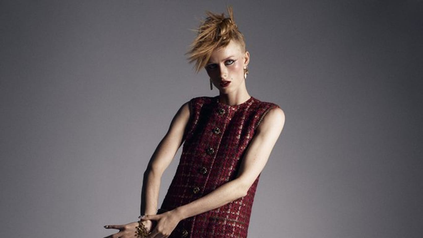 Nur online: Ein Model präsentiert eine Kreation von Chanel.
