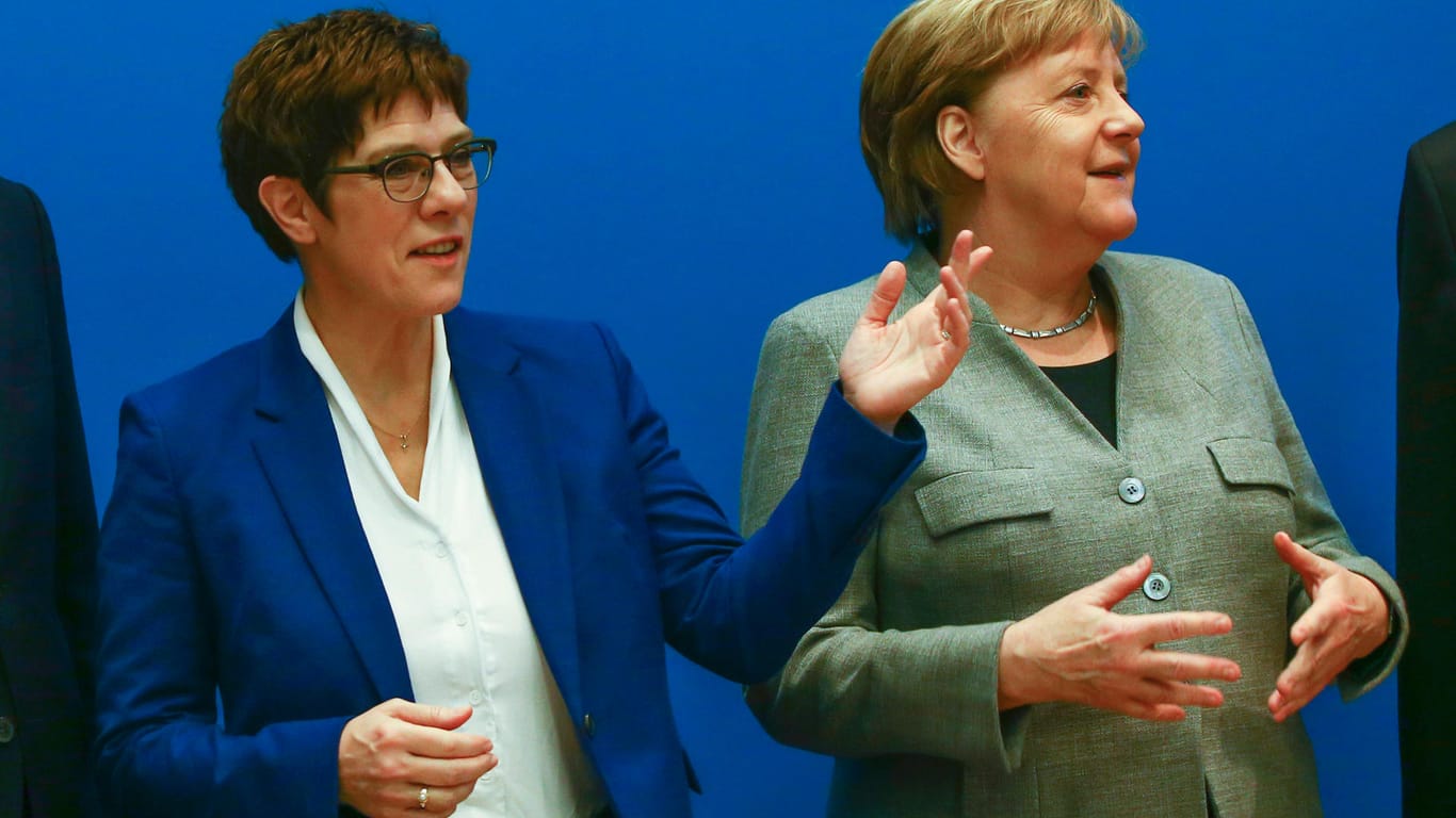 CDU-Chefin Annegret Kramp Karrenbauer (l.) und Bundeskanzlerin Angela Merkel: Frauen sollen in der Partei eine größere Rolle spielen.