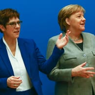 CDU-Chefin Annegret Kramp Karrenbauer (l.) und Bundeskanzlerin Angela Merkel: Frauen sollen in der Partei eine größere Rolle spielen.