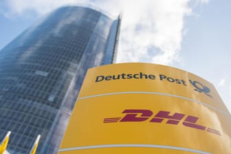Ein Schild mit dem Logo der Deutschen Post und DHL: Das Unternehmen will allen Mitarbeitern 300 Euro Bonus zahlen.