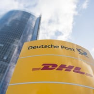 Ein Schild mit dem Logo der Deutschen Post und DHL: Das Unternehmen will allen Mitarbeitern 300 Euro Bonus zahlen.