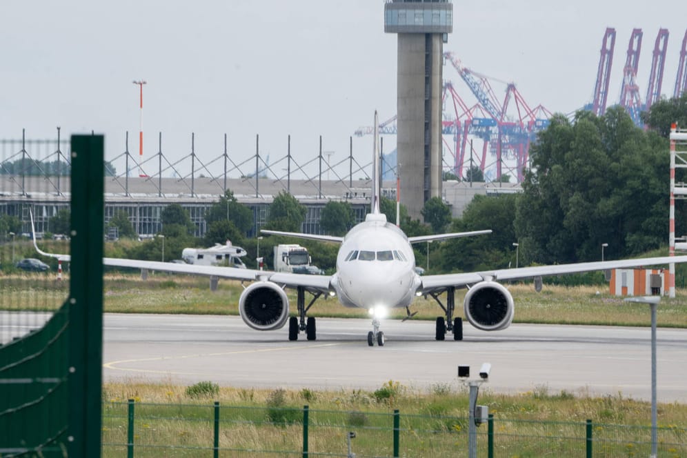Blick auf das Werksgelände von Airbus in Hamburg: Der Konzern reagiert mit Stellenabbau auf die Corona-Krise.