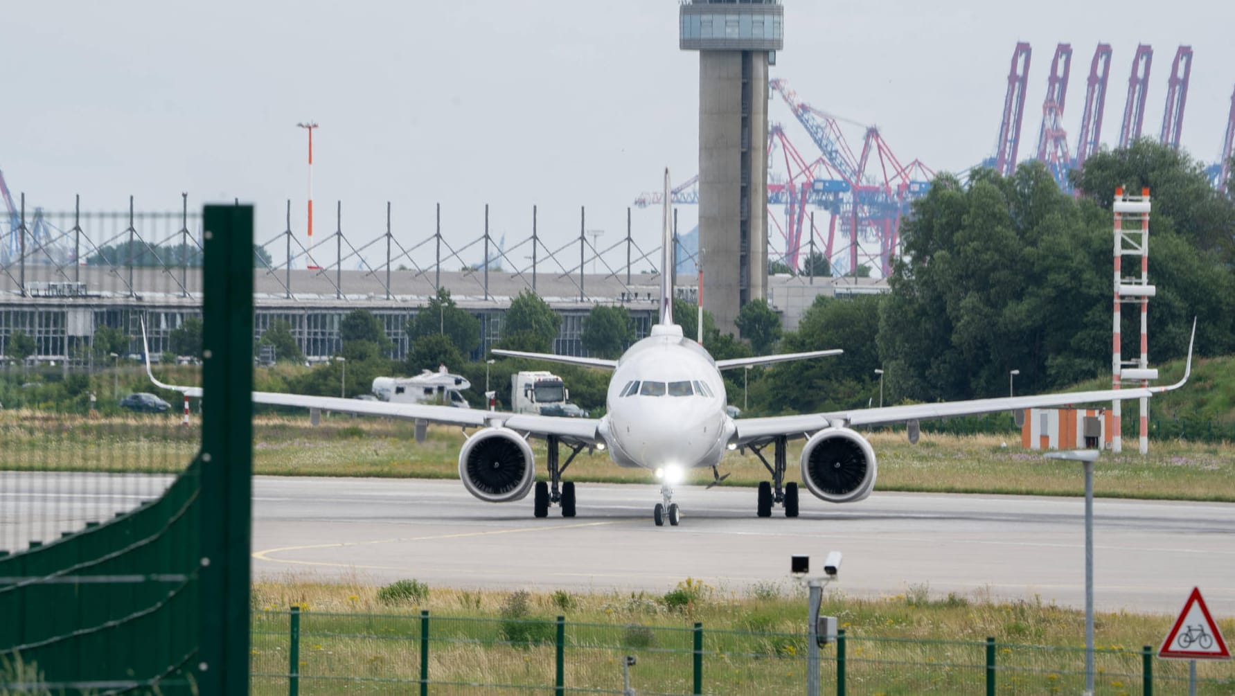 Blick auf das Werksgelände von Airbus in Hamburg: Der Konzern reagiert mit Stellenabbau auf die Corona-Krise. Blick auf das Werksgelände von Airbus in Hamburg: Der Konzern reagiert mit Stellenabbau auf die Corona-Krise.