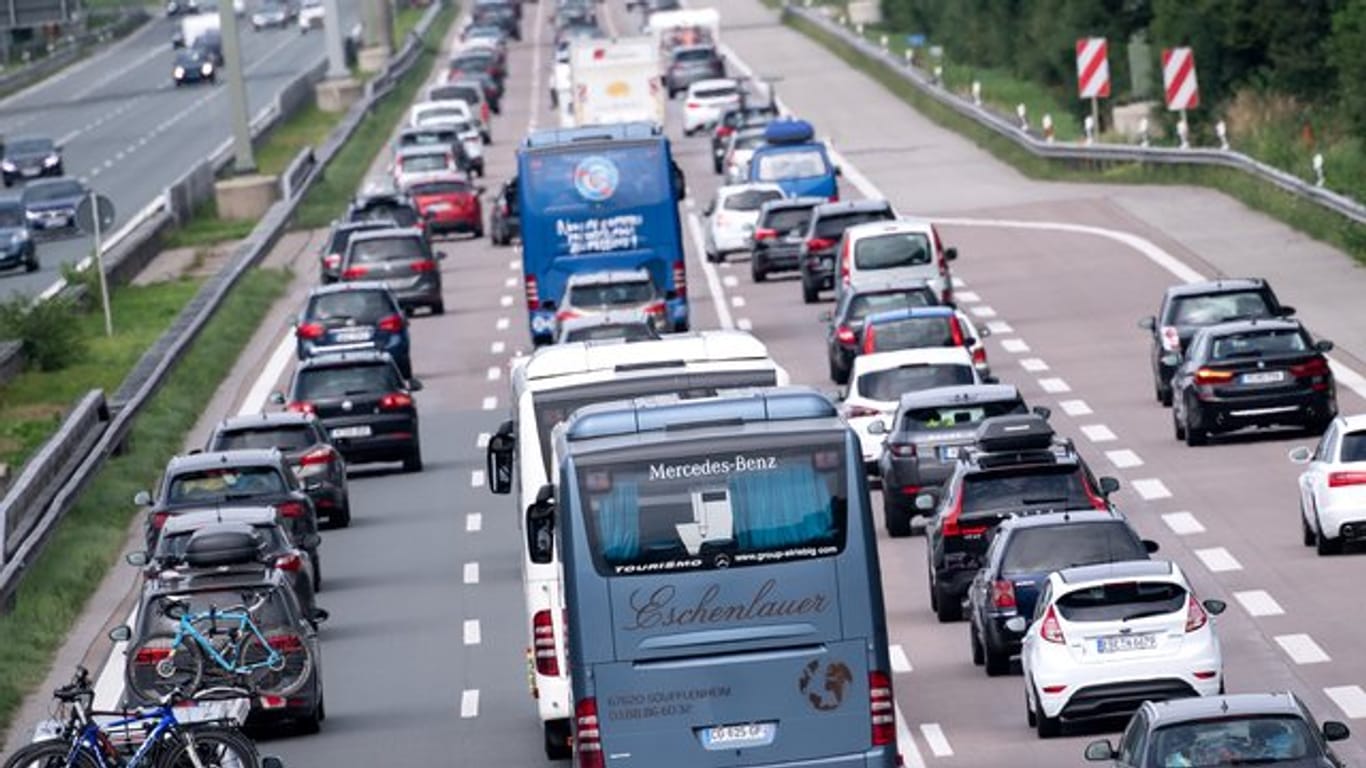 Verkehr auf der Autobahn 8 in Fahrtrichtung München.