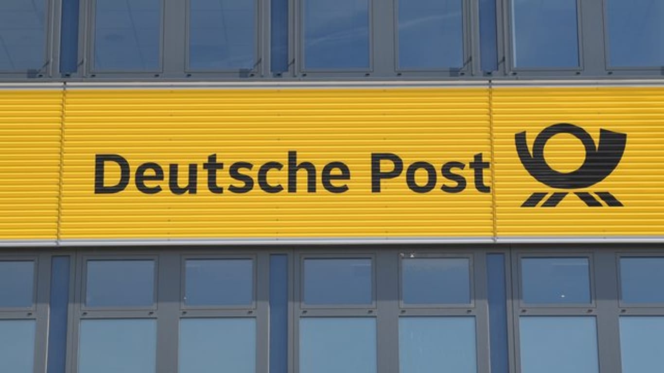 Schriftzug der Deutschen Post auf der Fassade eines Paketzentrums