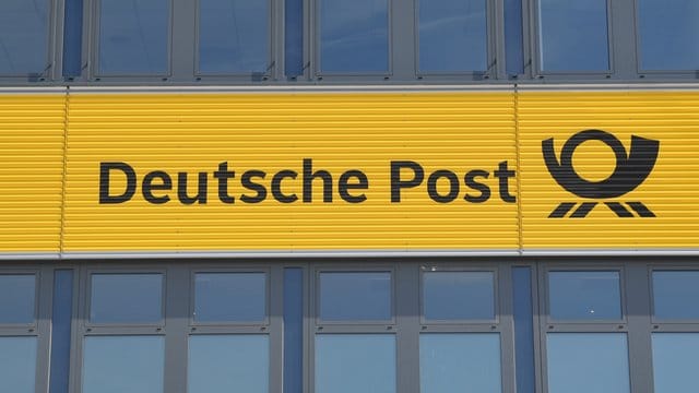 Schriftzug der Deutschen Post auf der Fassade eines Paketzentrums Schriftzug der Deutschen Post auf der Fassade eines Paketzentrums