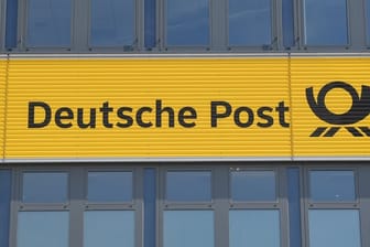 Schriftzug der Deutschen Post auf der Fassade eines Paketzentrums
