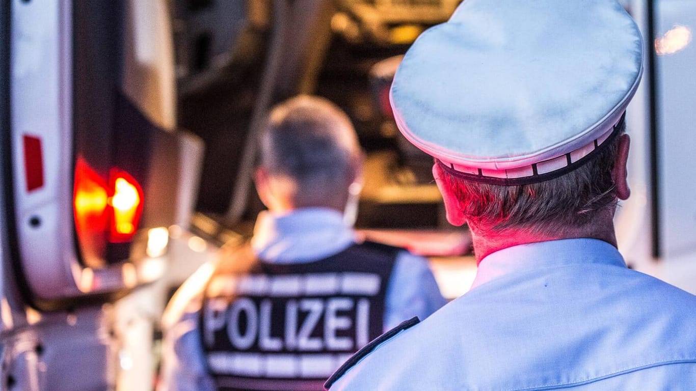 Polizisten kontrollieren einen Lkw-Fahrer: Der 35-Jährige in Aarbergen musste die Nacht in der Ausnüchterungszelle verbringen. (Symbolfoto)